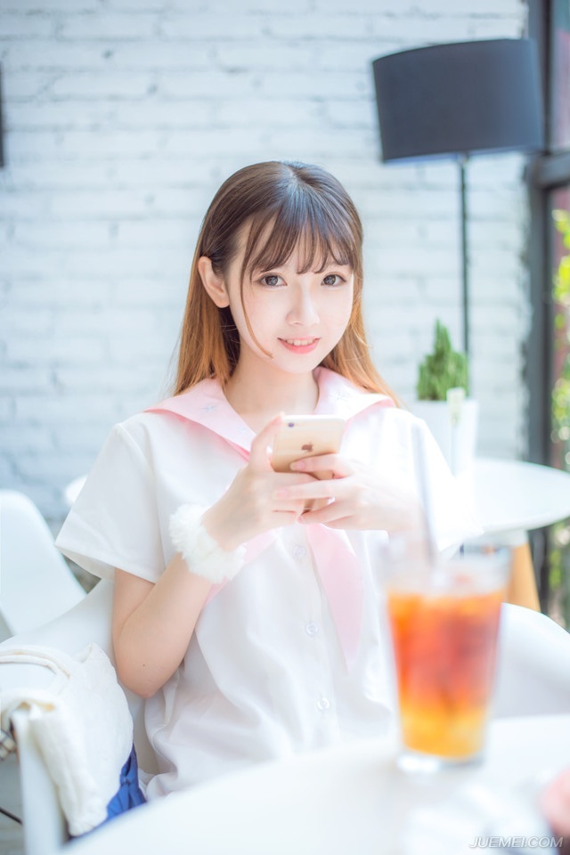 这种事情，庞统自然不会拿出来去打击人心，只是不断强调，吕布给提供的路，其实要比他们靠着田里面那点税赋要强太多，先给大家一个画饼，解决了后顾之忧，接下来的事情自然要好办许多。
